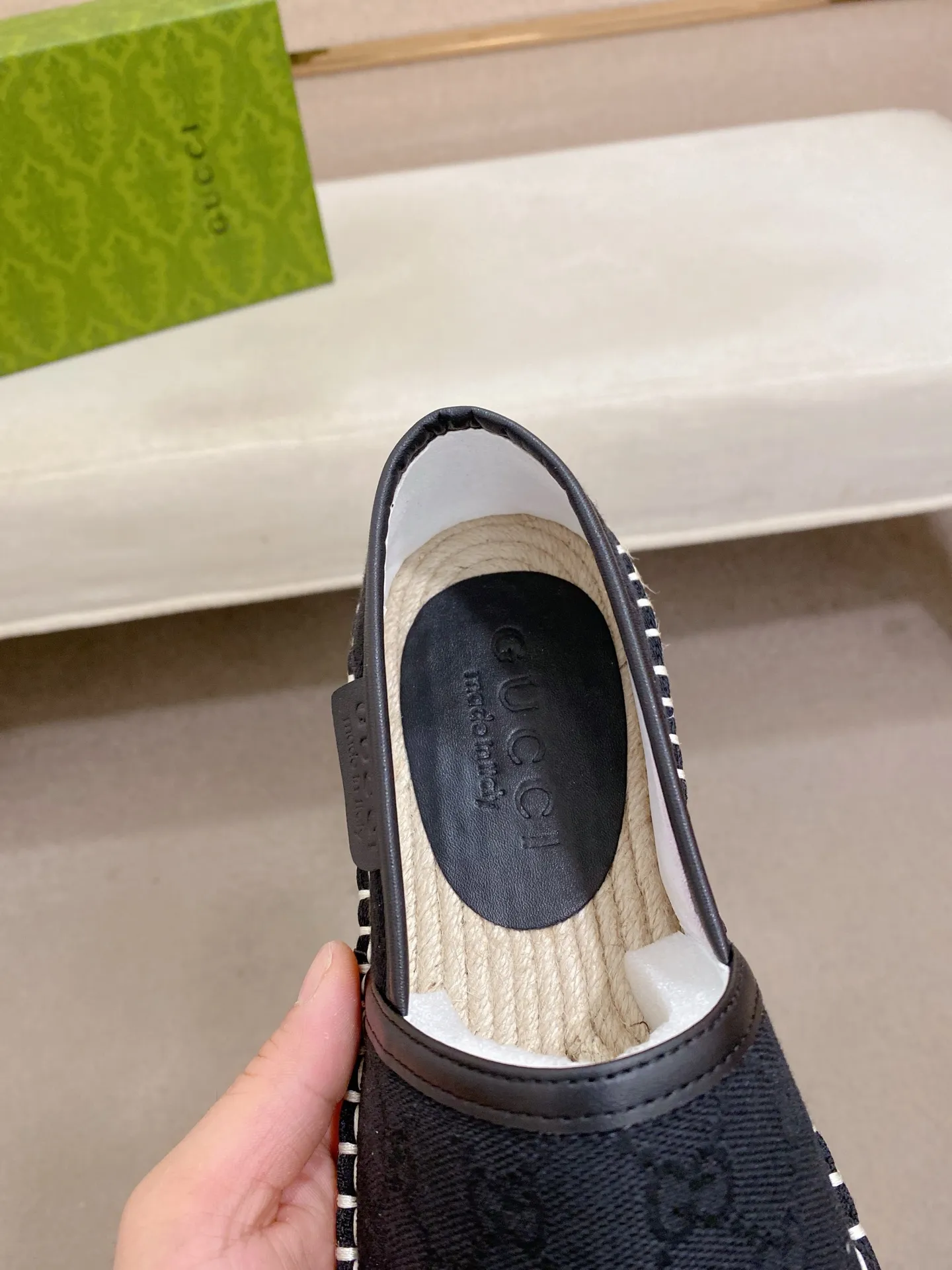Factory price: 400💰High-quality GUCCI💫Men's latest slip-on Loaf casual shoes✔️The original version is available simultaneously at the counter and is a one-to-one replica🏍️Fabrics: Italian imported fabrics, pure hand-pulled threads, raw rubber breathable anti-slip outsole, breathable and comfortable lambskin lining, 100% comfortable density, original rubber outsole wear-resistant ✔️Code number: 38-44, you deserve it, (Note: 45 can be customized, non-refundable and non-exchangeable)